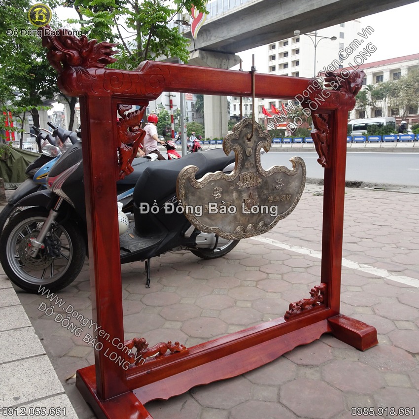Khánh đồng đi cùng giá treo tăng thêm sự trang trọng và đẹp mắt trong không gian tâm linh