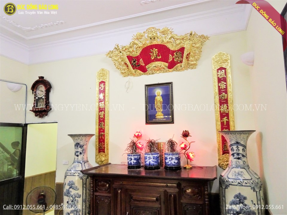 Bộ cuốn thư câu đối đồng mạ vàng được treo ngay ngắn trang trọng trên ban thờ gia tiên