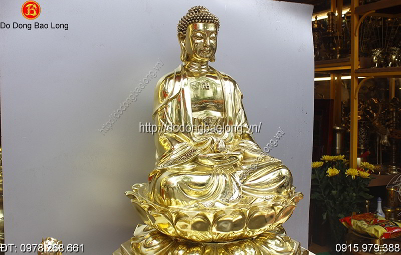 Tượng Phật Thích Ca Mâu Ni ngồi trên đài sen đúc liền khối, được đúc bằng đồng vàng cao cấp
