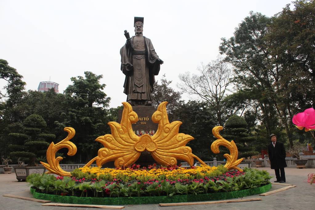 Tượng vua Lý Thái Tổ do Làng nghề Đúc Đồng Ý Yên chế tác