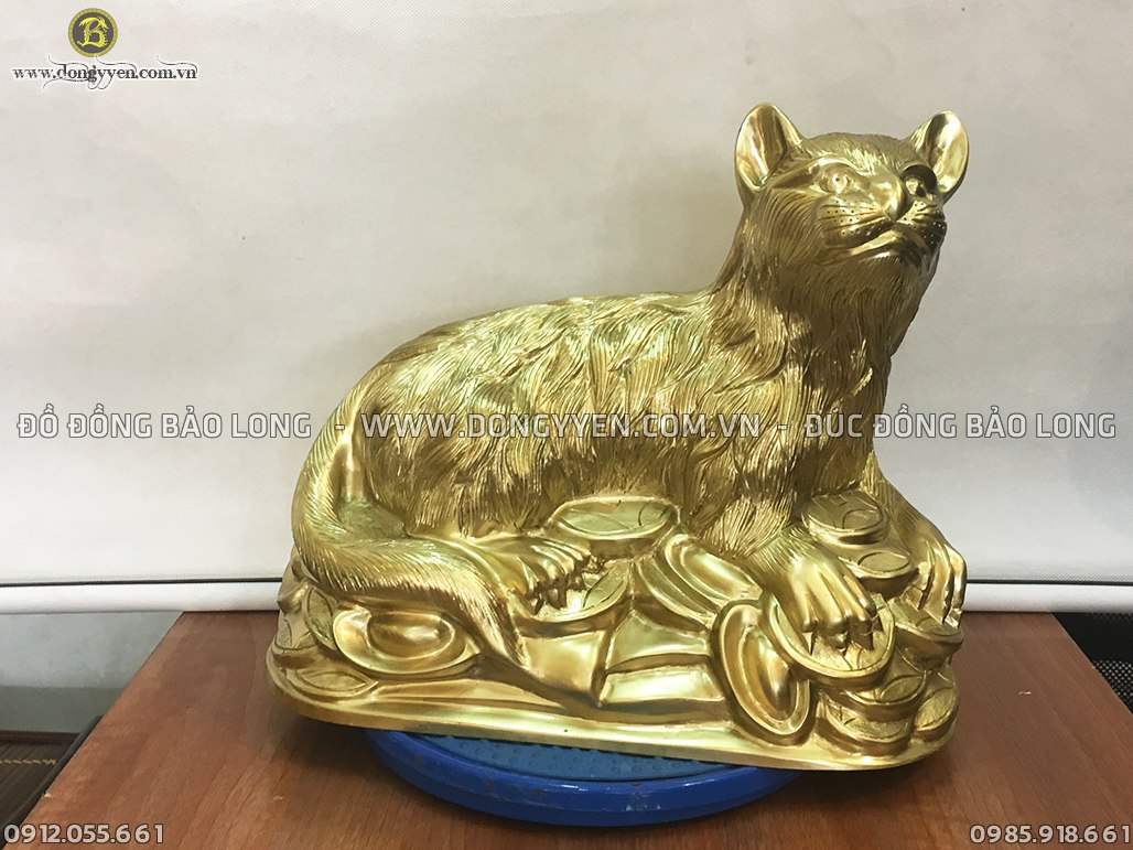 Sản phẩm mèo phong thủy bằng đồng Katut với màu vàng ánh xanh đặc trưng