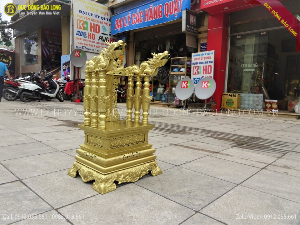 Ngai thờ được gò thủ công bằng đồng vàng cao 68cm