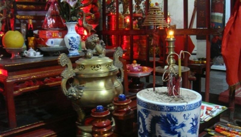 Bát hương sau khi được lau dọn, rút tỉa chân hương