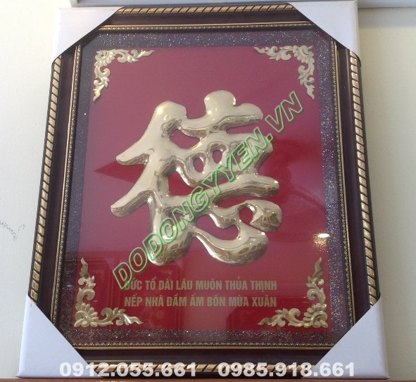 Tranh chữ Đức được chạm thủ công từ tấm đồng vàng, khung gỗ, nền đỏ