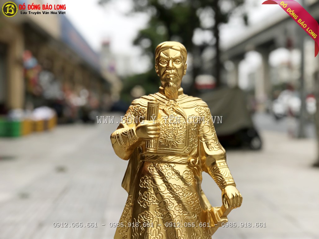 Bức tượng nổi bật với khuôn mặt uy nghiêm, tay phải cầm chiếu thư, tay trái cầm kiếm mang lại hiệu quả trấn trạch cao