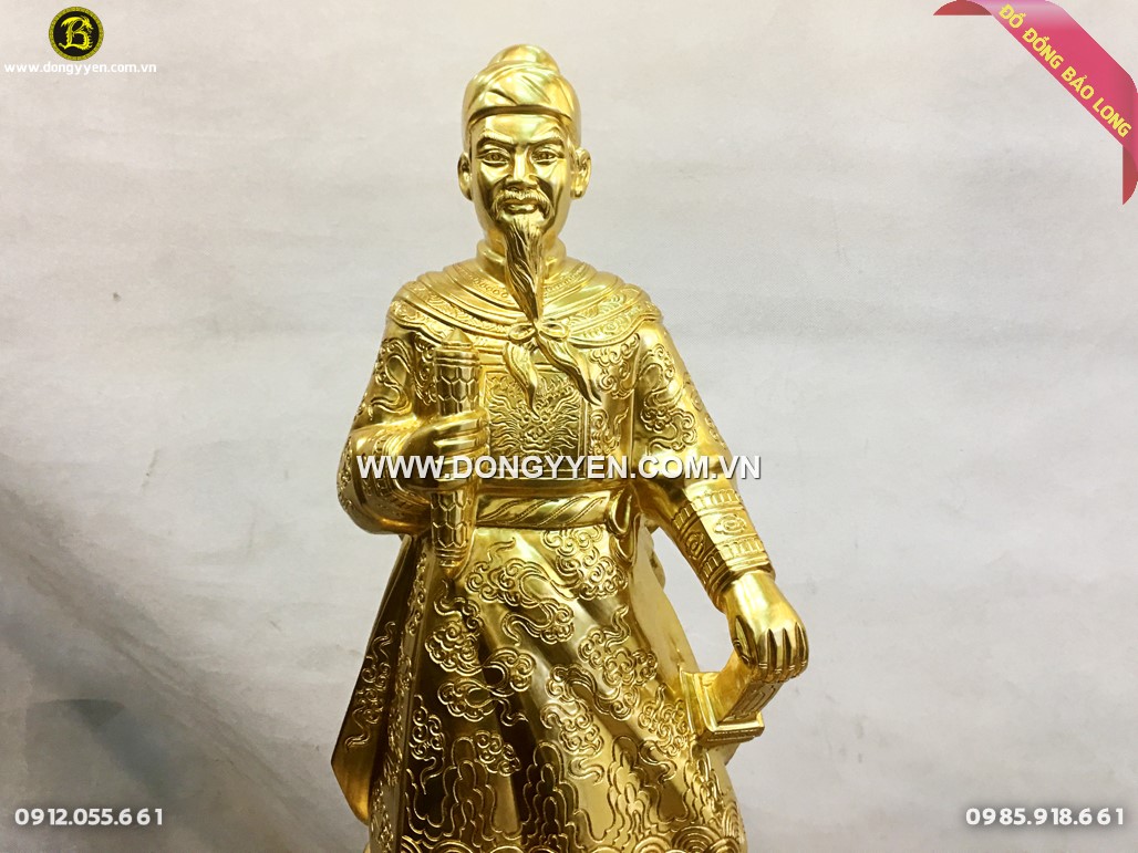 Tượng Trần Hưng Đạo bằng đồng dát vàng