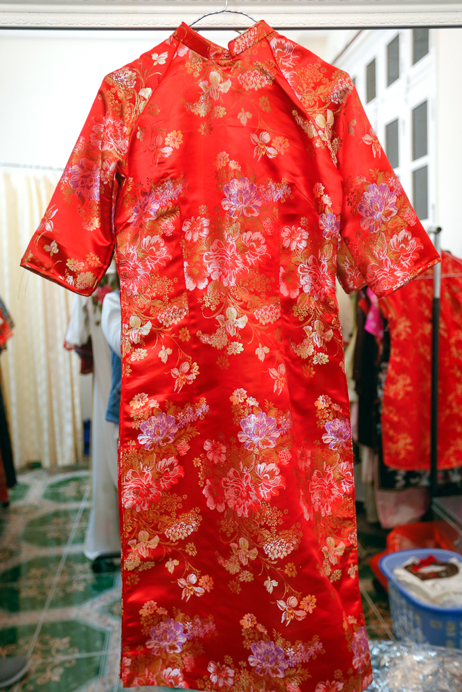 áo dài gấm cách tân họa tiết màu đỏ