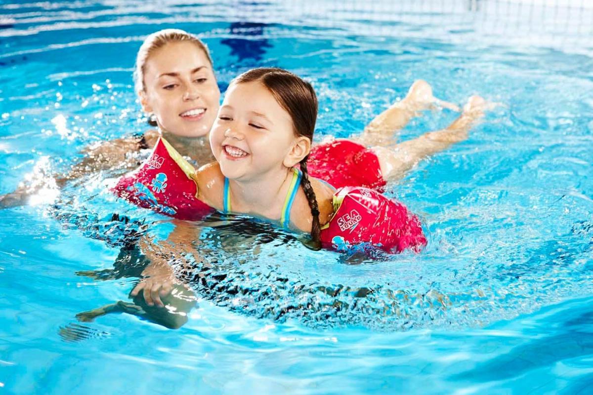 Image result for cho trẻ học bơi lội