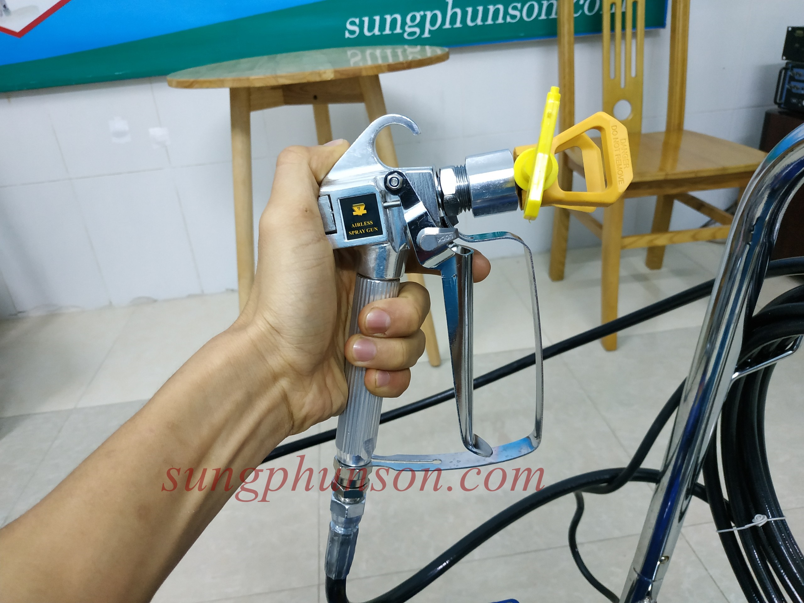 Máy phun sơn tường nhà cầm tay giá rẻ- Súng phun sơn tường Airless