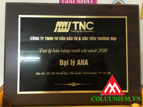 Bảng vinh danh khắc trên đồng gắn gỗ