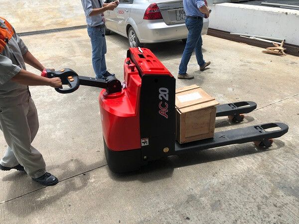 xe-nang-tay-dien-thap-2-tan-heli-cbd20-150-900x600