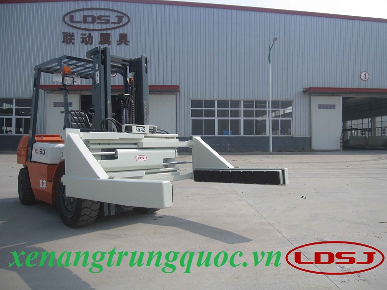 xe nâng heli lắp bộ công tác kẹp gạch