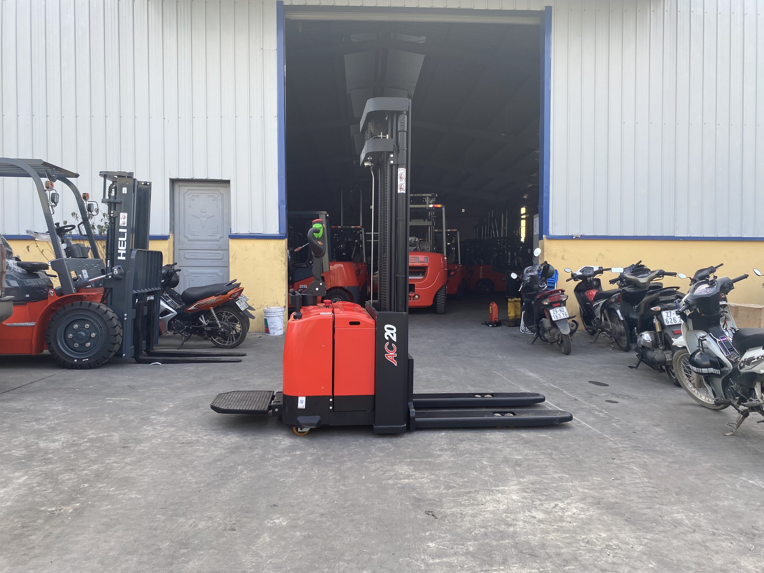 xe-nang-tay-dien-cao