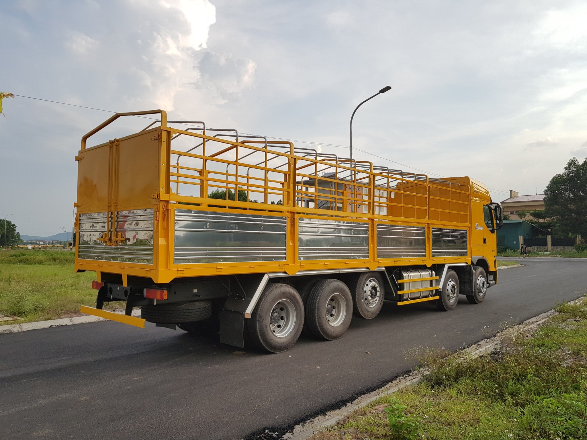 Xe tải thùng Chenglong 5 chân nhập khẩu
