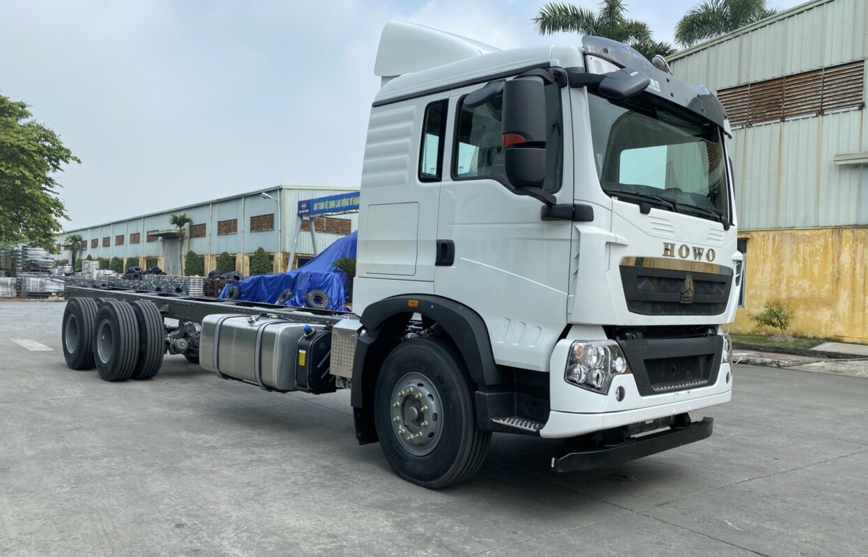 XE TẢI THÙNG HOWO 3 CHÂN CABIN MAN TX  6x2R (1 CẦU)