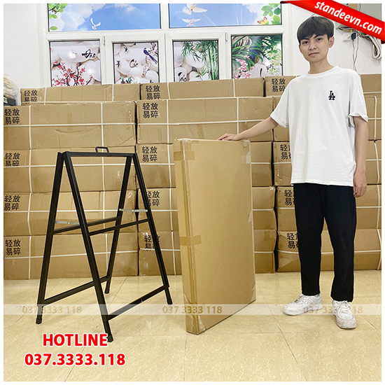 standee chữ a bằng sắt