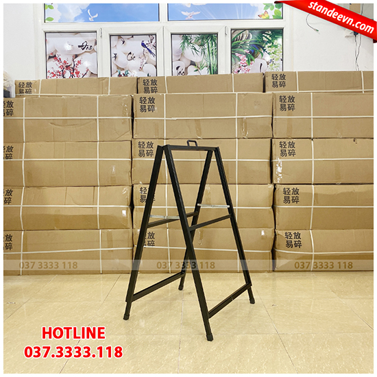 chân quảng cáo chữ A