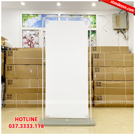 standee kiểu cửa đế nhựa đẹp mắt