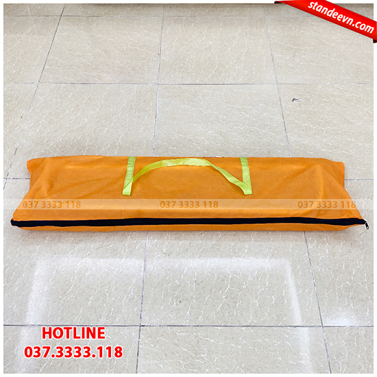 standee kiểu cửa đế bằng nhựa