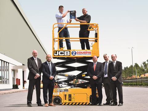 Khách hàng đầu tiên đặt mua xe nâng người cắt kéo của JCB Access Khách hàng đầu tiên đặt mua xe nâng người cắt kéo của JCB Access
