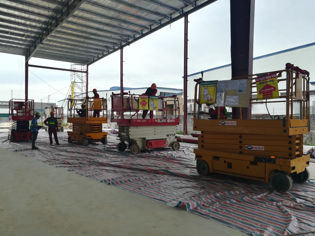 Giảm đến 70% chi phí nhân công bằng việc sử dụng xe nâng người Giảm đến 70% chi phí nhân công bằng việc sử dụng xe nâng người