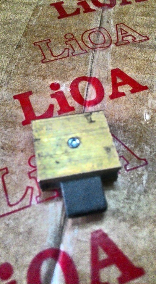 chổi than lioa