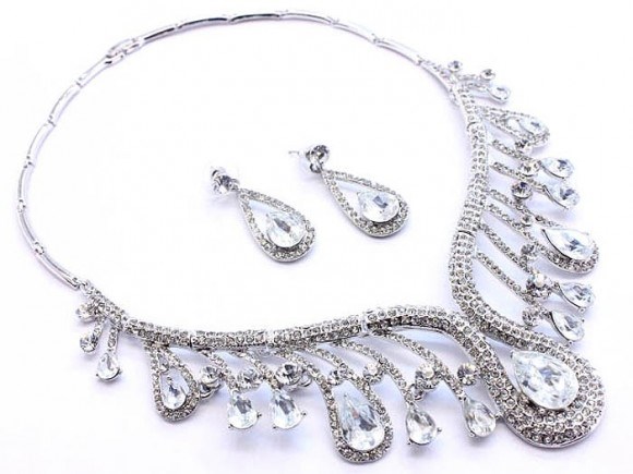 Chỉ cần từ 500.000 VND đến 2.000.000 VND, bạn có thể chọn thuê được một bộ trang sức vừa ý trong vòng 3 ngày