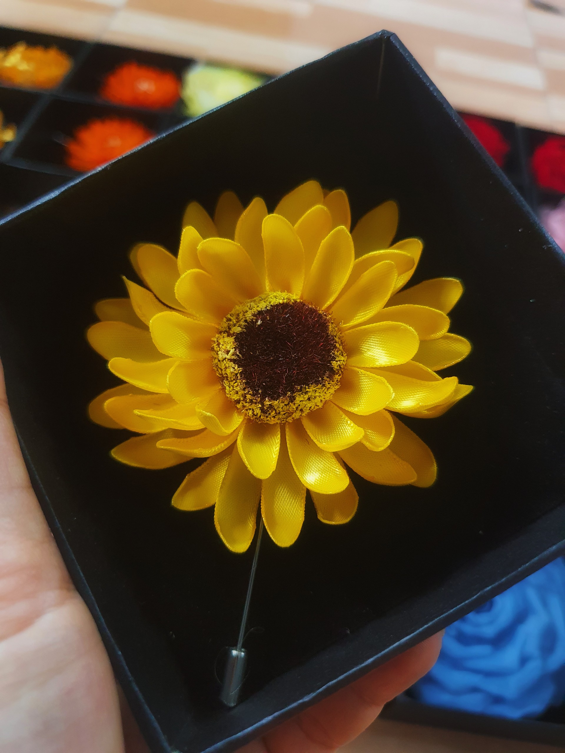 Hoa cúc cài áo Cỏ handmade (màu vàng tươi)