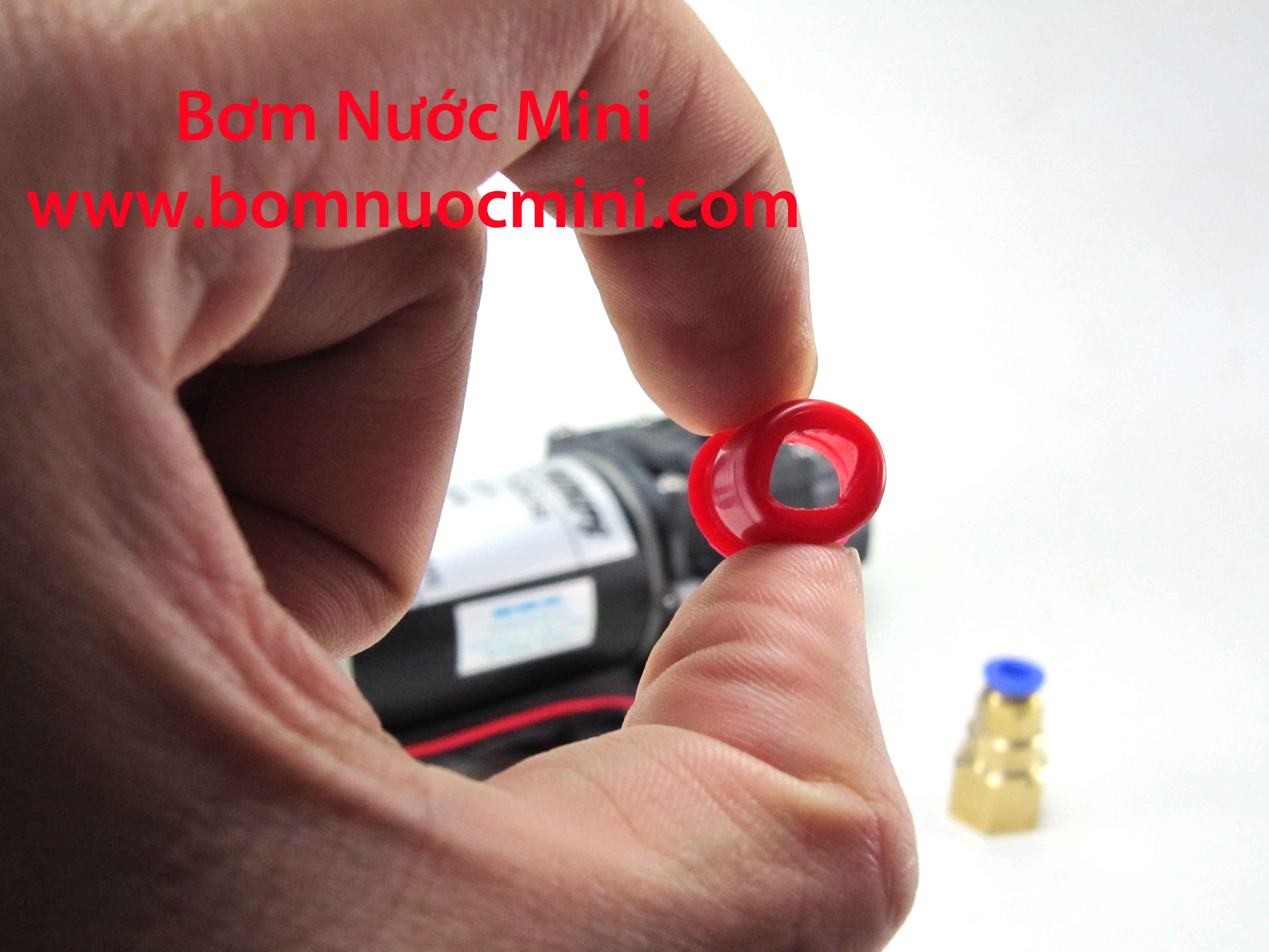 lắp ráp ống nước vào bơm