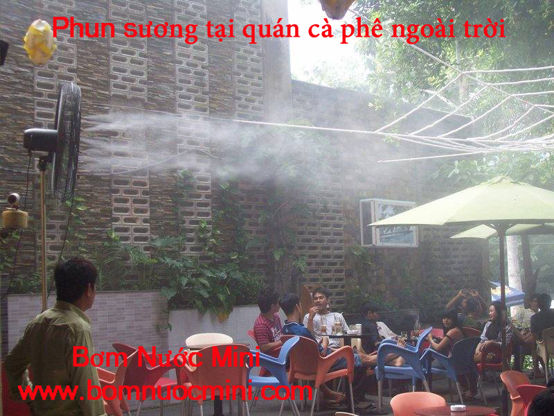 phun sương khuôn viên quán cafe