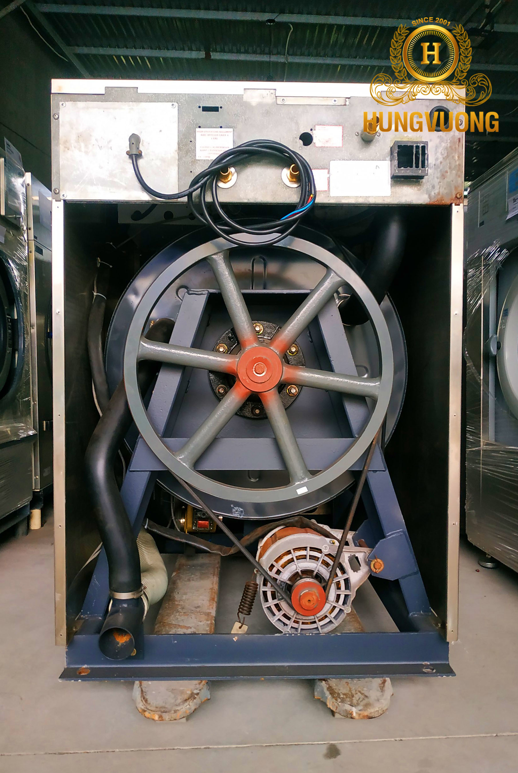 Mặt sau máy giặt công nghiệp chân cố định Speed Queen: lồng giặt gắn vào khung hình chữ A