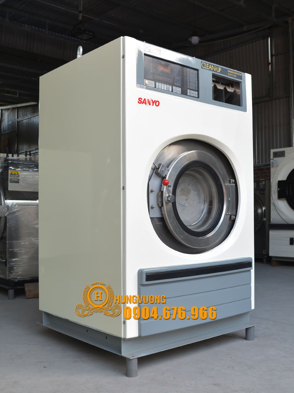 Mặt bên máy giặt công nghiệp SANYO SCW 5180, 18kg, chân chống rung, biến tần, Nhật Bản