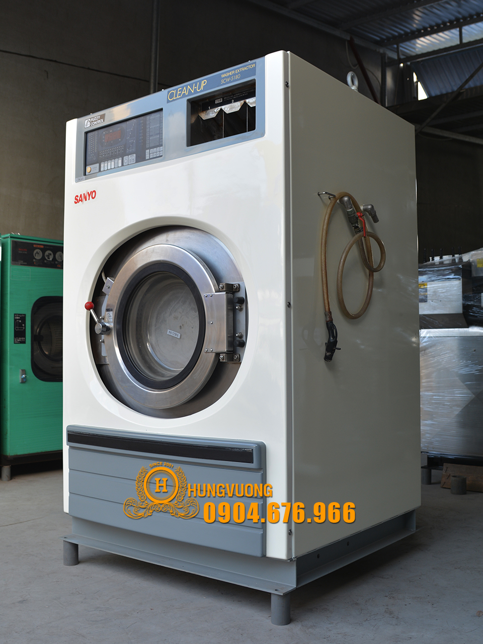 Mặt bên máy giặt công nghiệp SANYO SCW 5180, 18kg, chân chống rung, biến tần, Nhật Bản