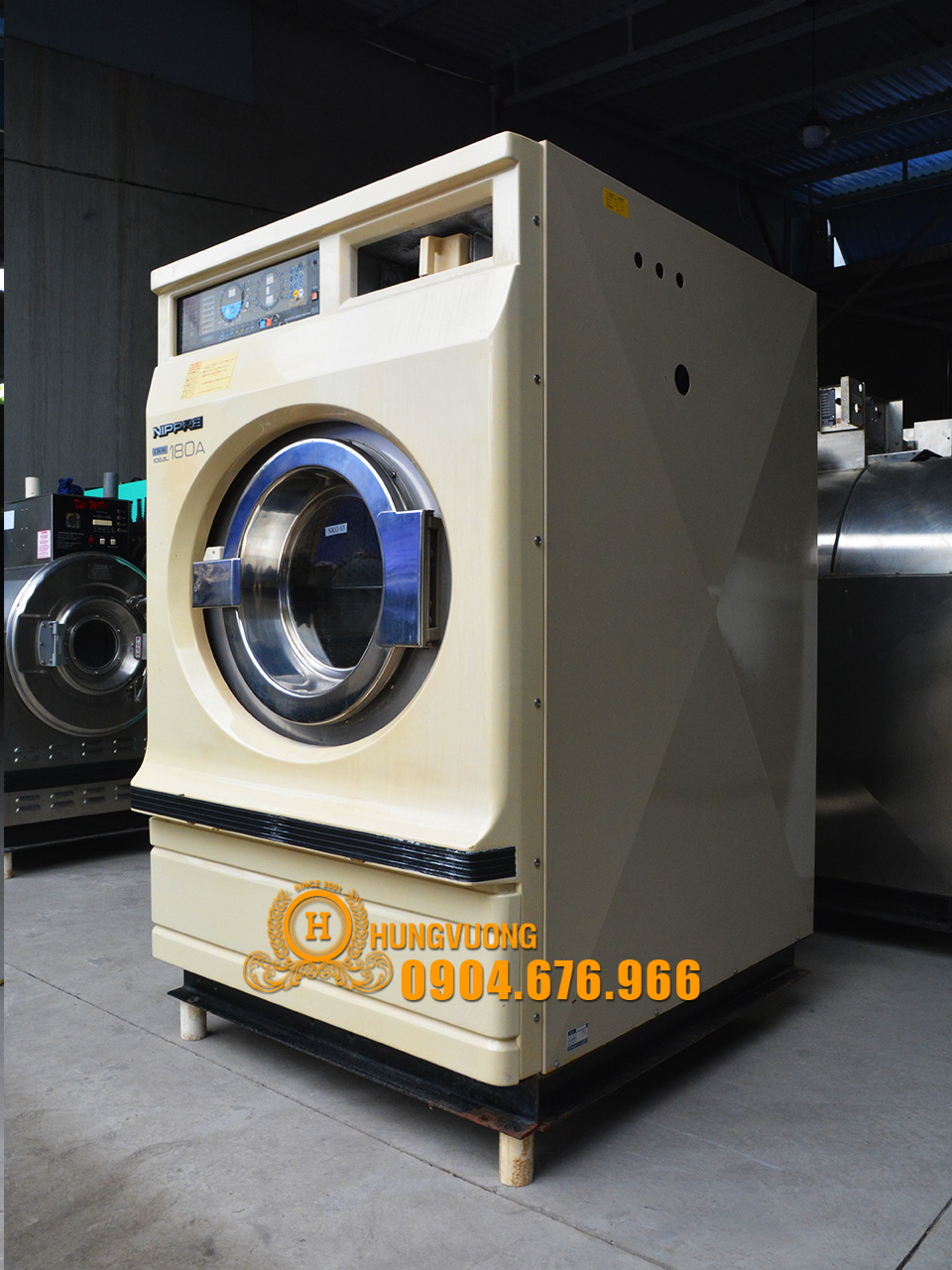 Mặt bên máy giặt công nghiệp NIPPRE, 18kg, chân chống rung, biến tần, Nhật Bản