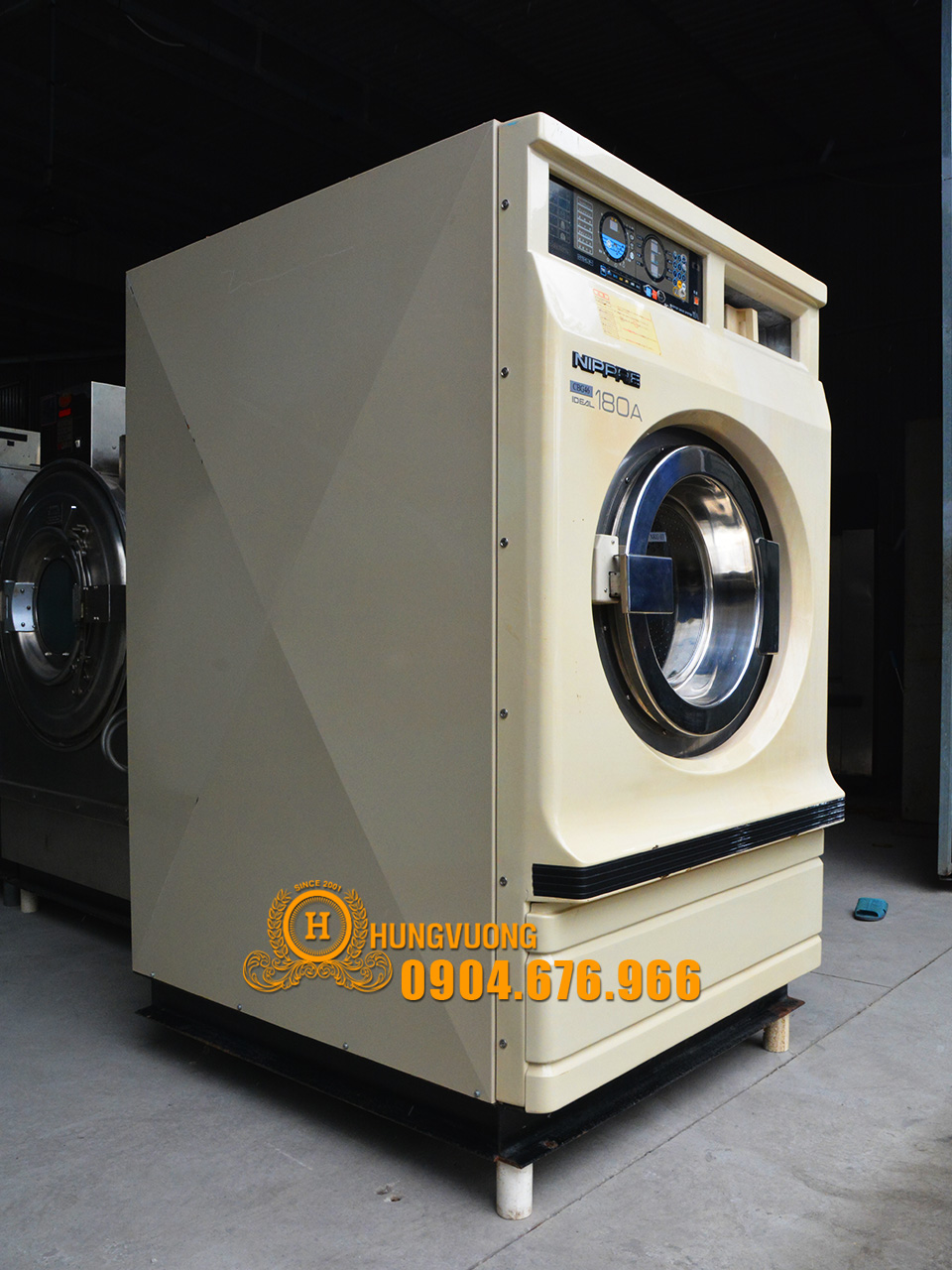 Mặt bên máy giặt công nghiệp NIPPRE, 18kg, chân chống rung, biến tần, Nhật Bản