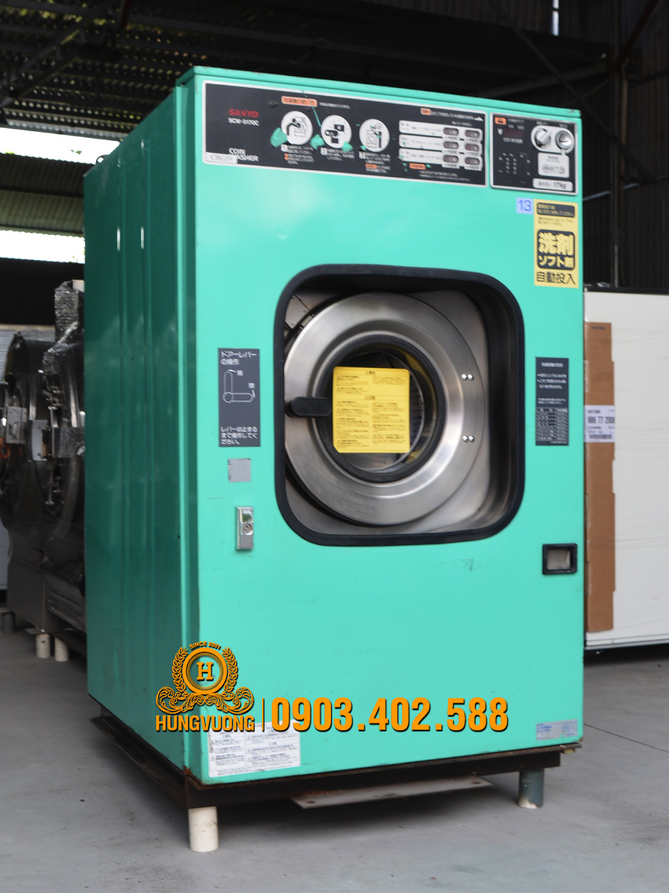 Mặt nghiêng máy giặt công nghiệp SANYO SCW 5170C, 17kg,  chân chống rung, biến tần, Nhật Bản