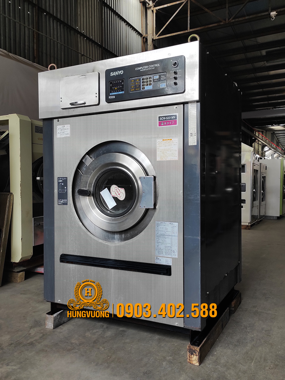 Mặt nghiêng máy giặt công nghiệp SANYO SCW 5221WH, 22kg, chân chống rung, biến tần, Nhật Bản