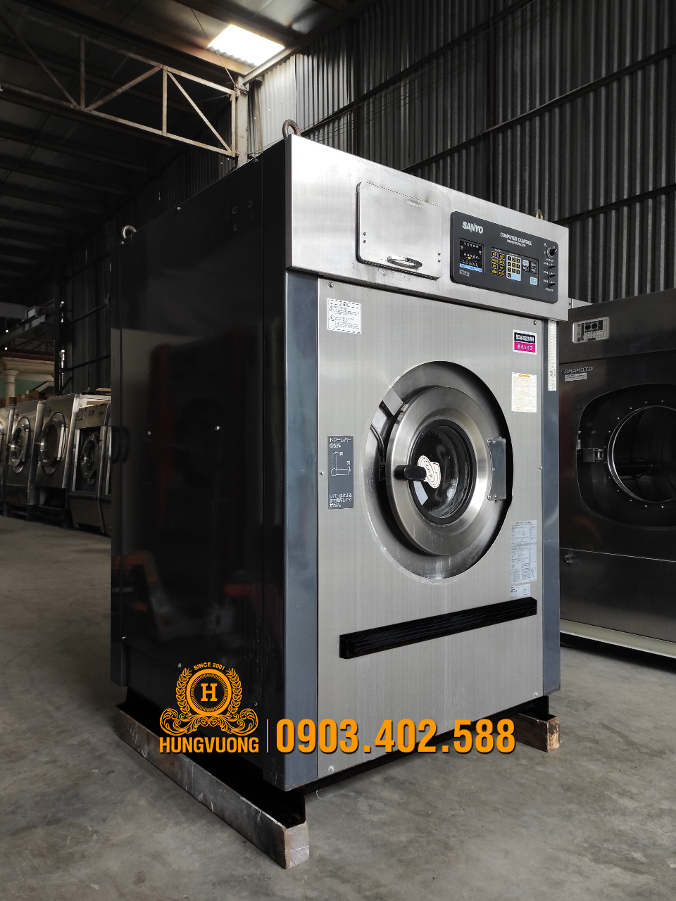 Mặt bên máy giặt công nghiệp SANYO SCW 5221WH, 22kg, chân chống rung, biến tần, Nhật Bản