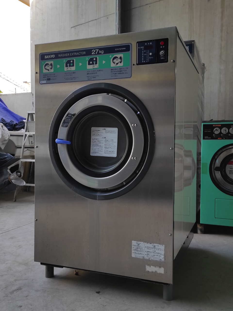 Mặt nghiêng máy giặt công nghiệp SANYO SCW5270WH, 27kg, chân cố định, biến tần, Nhật