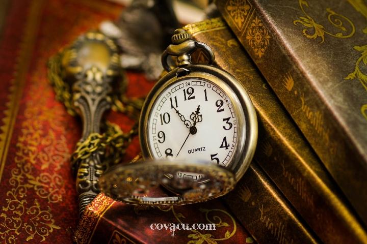 Hay cổ điển và độc đáo với chiếc đồng hồ quả quýt.