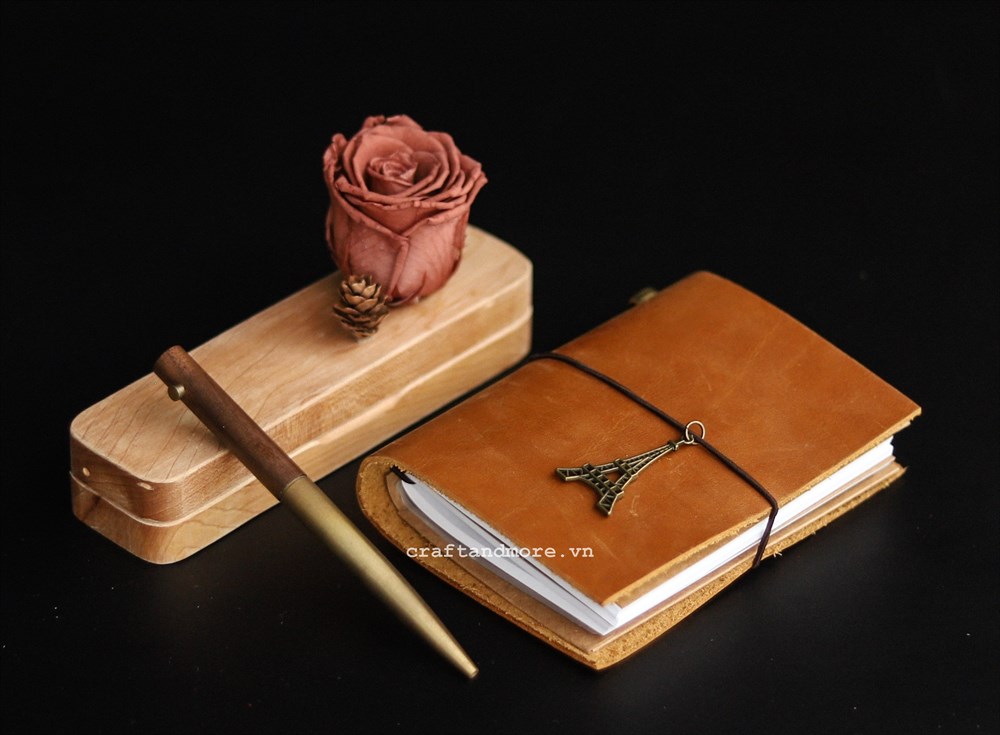 Sổ tay, bút gỗ tặng sinh nhật cô giáo ý nghĩa
