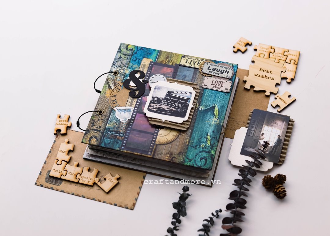 Mẫu scrapbook Film de Paris với màu xanh navy đậm phối cùng nâu vintage mang nét cổ điển lãng mạn, phù hợp hơn với nam.  Sổ scrapbook phù hợp làm album ảnh handmade chủ đề tình yêu, gia đình, bạn bè, đồng nghiệp...