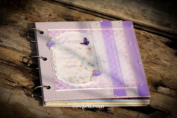 scrapbook lãng mạn với tông màu tím chủ đạo