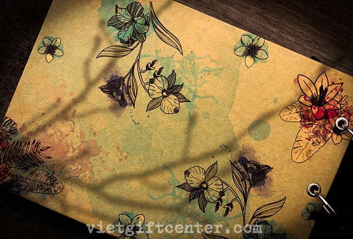 Size: 19 x 26cm, bao gồm 60 trang có thể dán trang trí lên tới 120 ảnh với nhiều kích thước khác nhau.