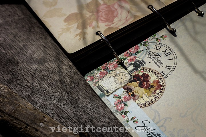 Sổ ký tên gồm 8 tờ bìa cứng: 3 tờ bìa trang trí sẵn để dán hình, 5 tờ để ký tên với họa tiết Vintage sang trọng và cổ điển;