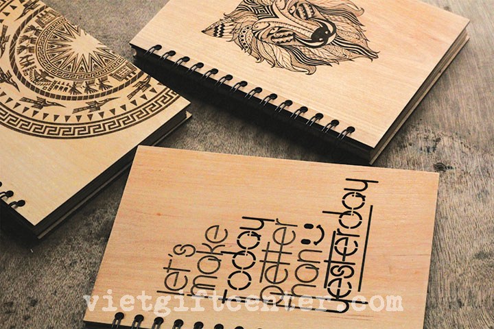 Sổ tay bìa gỗ khắc họa tiết typographic