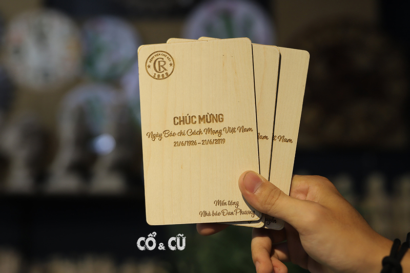 thiết kế thiệp gỗ