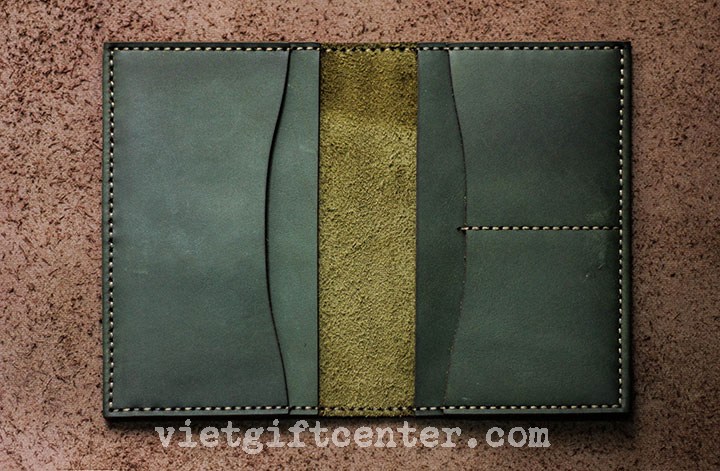 ví passport khắc lazer xanh rêu