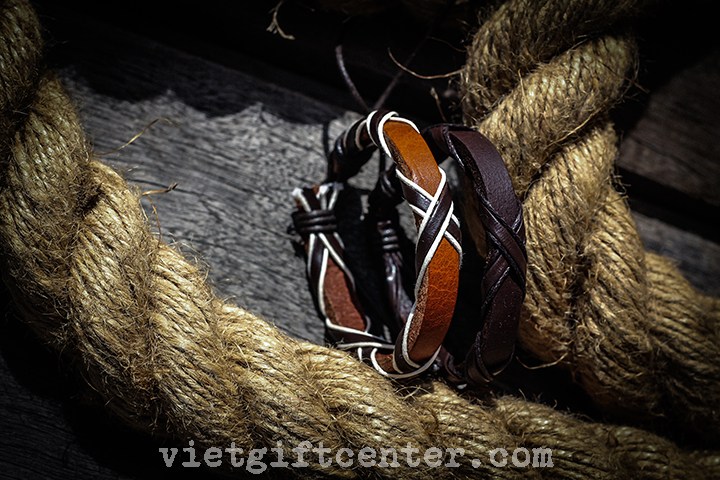 Thiết kế đậm chất bụi bặm, ngẫu hứng sẽ là món đồ không thể thiếu khi đi kèm với phong cách thời trang cá tính, trẻ trung của bạn.