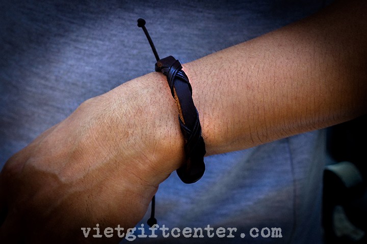 Thiết kế dây rút tiện lợi, có thể điều chỉnh cho mọi kích thước cổ tay, phù hợp mới mọi size tay khác nhau.